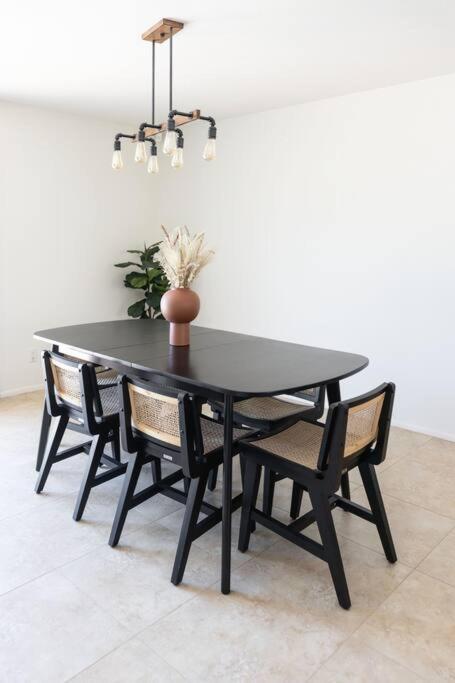 Feriehus New! Scottsdale/phx Retreat, Heated Pool, Hot Tub Phoenix